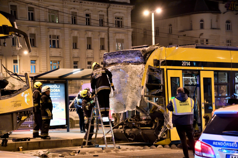 Budapest, 2022. december 20. Ráfutásos balesetben összeroncsolódott Combino villamosok mûszaki mentését végzik Budapest IX. kerületében, a Boráros térnél 2022. december 19-én. Az este történt baleset helyszínéről a mentők egy súlyos és öt könnyebb sérültet vittek kórházba. Reggelre helyreállt a közlekedés a 4-es és a 6-os villamos vonalán. MTI/Lakatos Péter