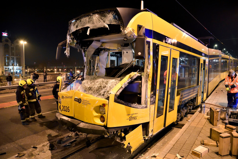Budapest, 2022. december 20. Ráfutásos balesetben összeroncsolódott Combino villamosok mûszaki mentését végzik Budapest IX. kerületében, a Boráros térnél 2022. december 19-én. Az este történt baleset helyszínéről a mentők egy súlyos és öt könnyebb sérültet vittek kórházba. Reggelre helyreállt a közlekedés a 4-es és a 6-os villamos vonalán. MTI/Lakatos Péter