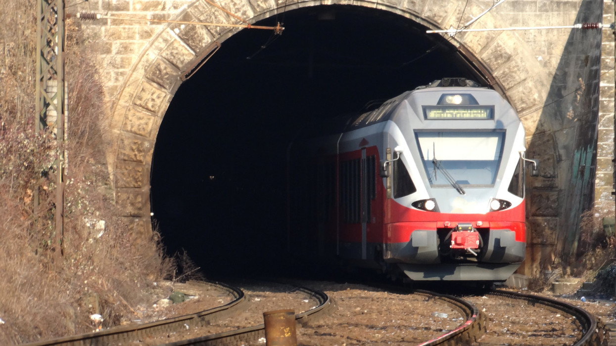 Megéri most letenni a kocsit, és vonat- vagy buszbérletet váltani? Mutatjuk!