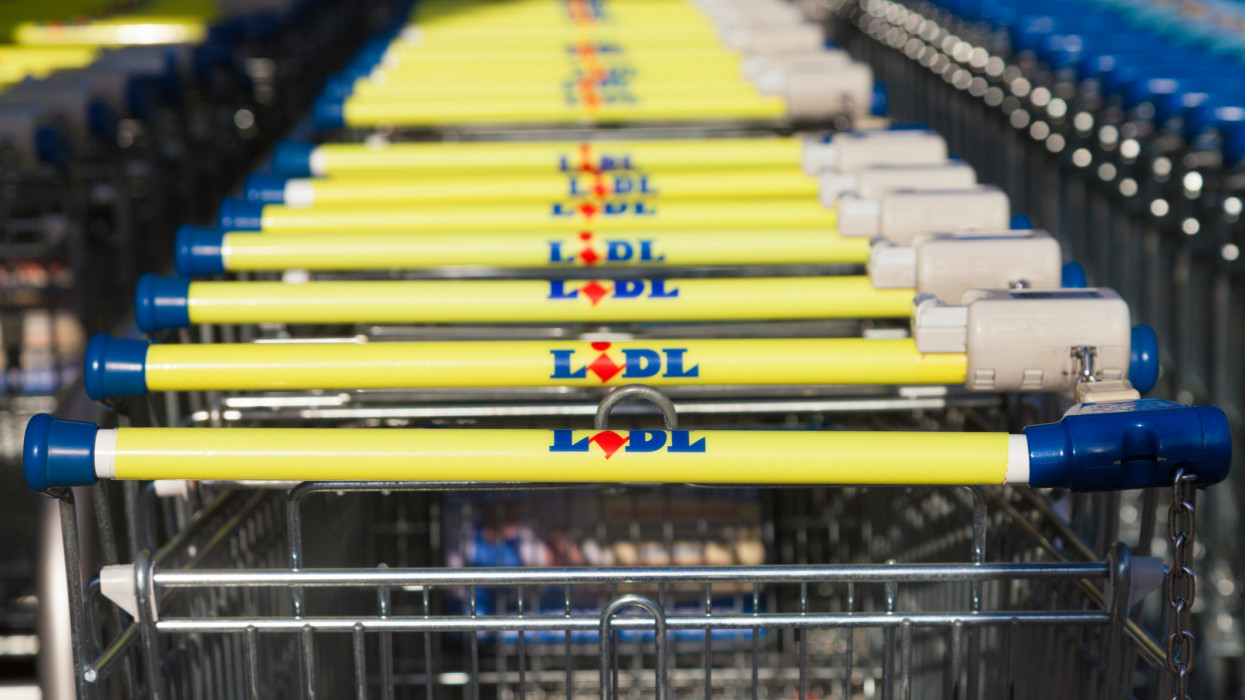 Nagy a baj a boltokban karácsony előtt: durva limitet vezetett be a Lidl