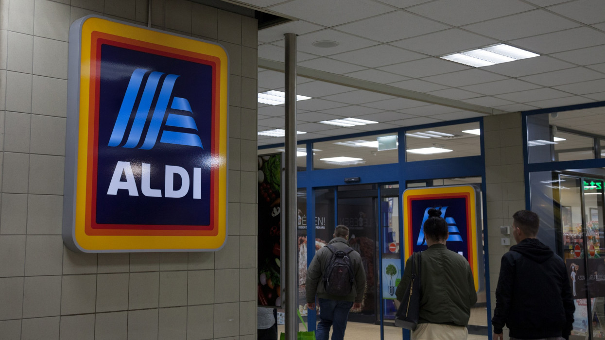 Újabb béremelést jelentett be az Aldi: 596 ezer forinttal is kezdhet egy bolti melós, 809 ezret egy vezető