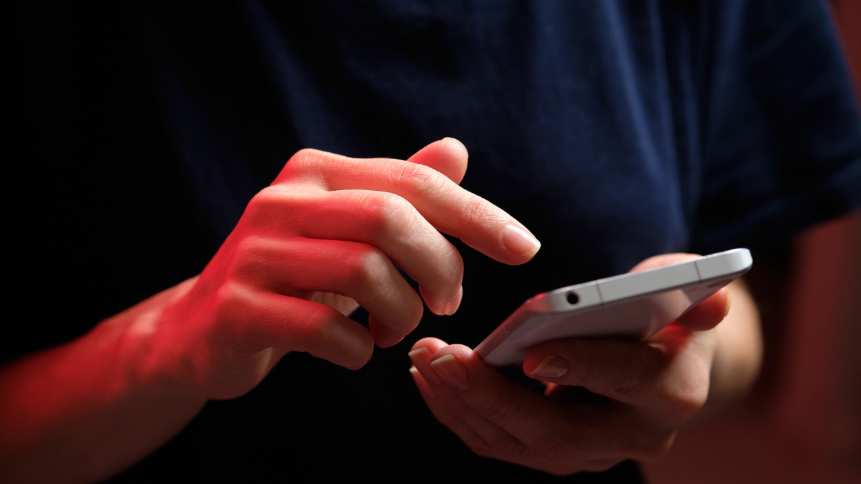 Őrülten ráfüggtek a magyarok a mobilokra: csak tavaly 28 milliárd percet telefonáltak el
