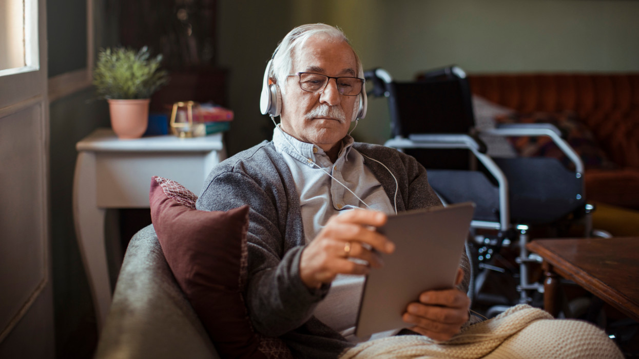Veszélyes trend terjed Magyarországon: orvos helyett már sokan ehhez fordulnak