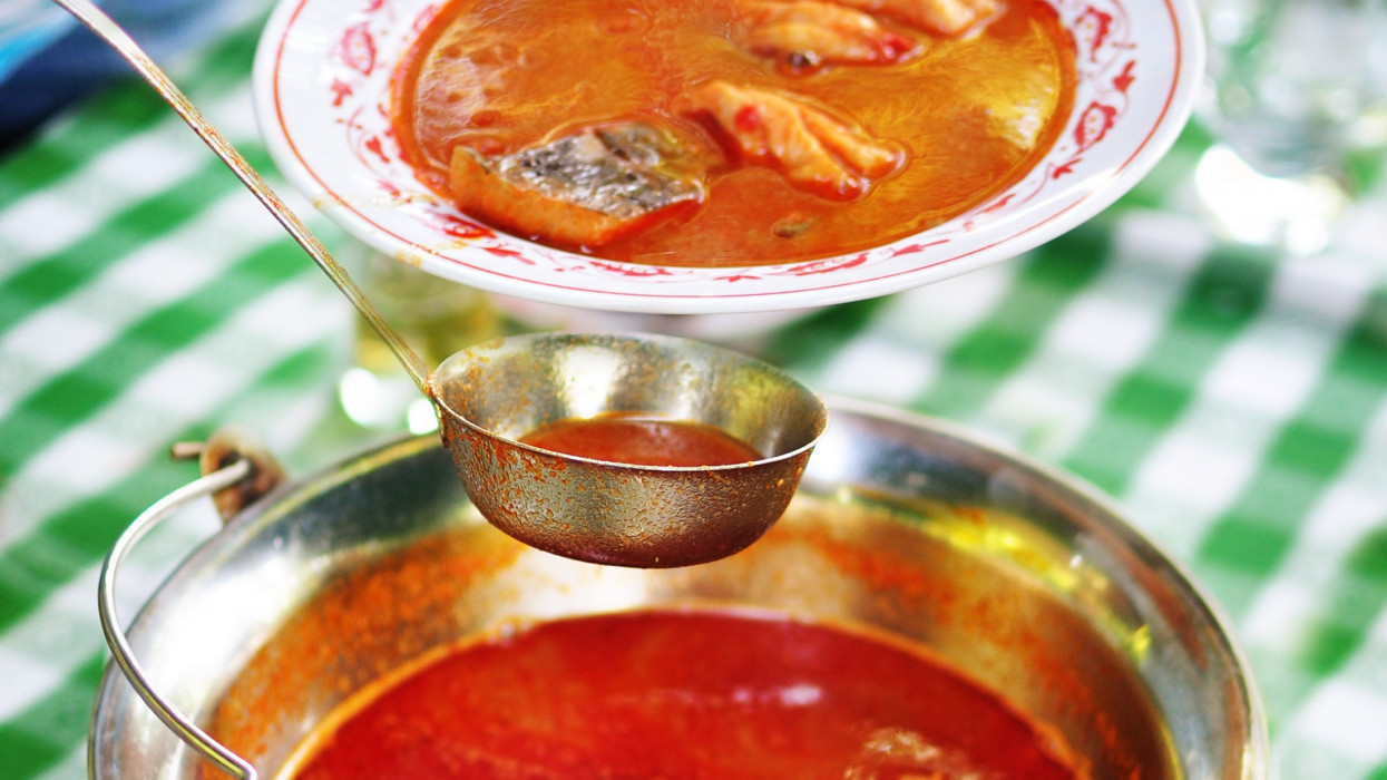 Ezt kevesen tudják a hagyományos magyar halászléről: az egészségükkel játszanak?