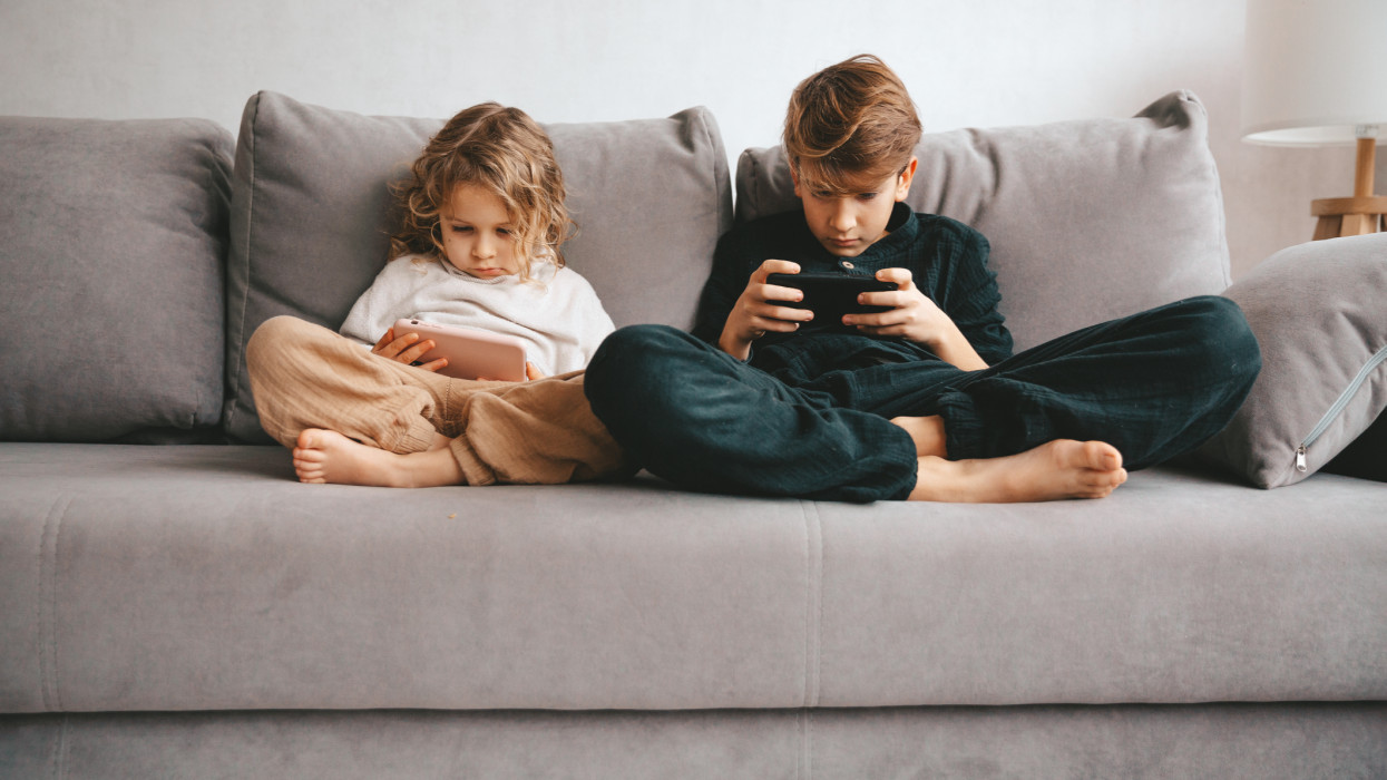 Digitális fáradtságtól szenvednek a magyarok: egyre terjed az 5G, a streaming és a metaverzum is