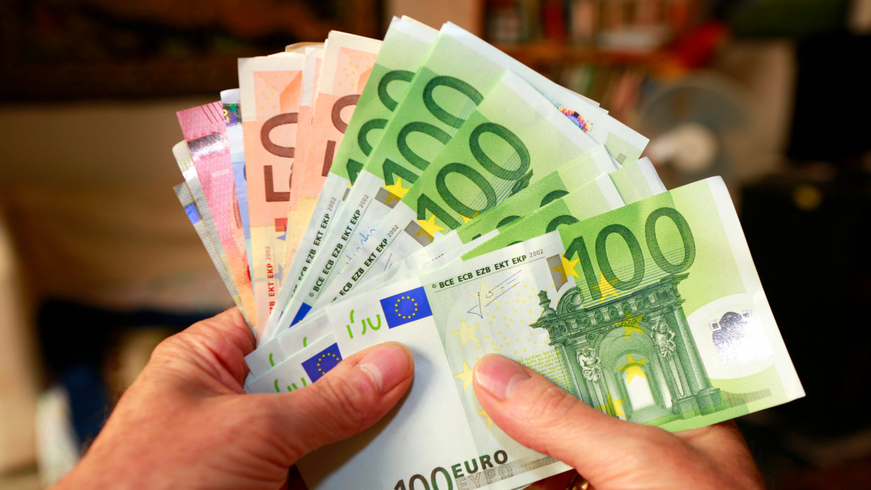 Vegyesen indult a reggel a forintnak: sikerül tartani a 400 alatti eurót év végéig?
