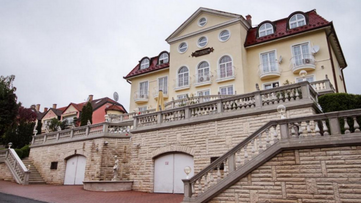 Újra eladó a legendás Korda-villa: mit terveznek Korda György és Balázs Klári egykori otthonával?