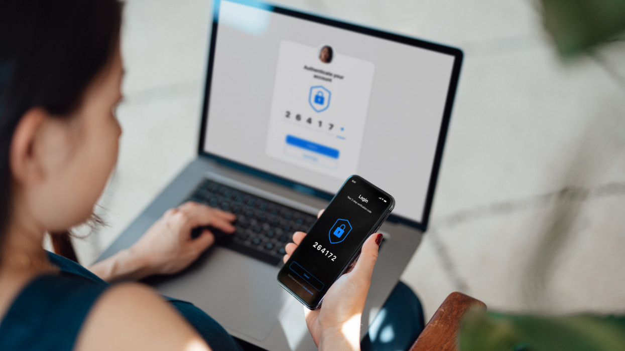 Tovább pörög itthon a digitális fizetés: a bankokon áll most minden, óriásit kockáztatnak
