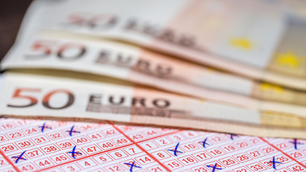 Egy magyar játékosnak jól indul a hétvégéje: 52 millió forint ütötte a markát a szuperlottón