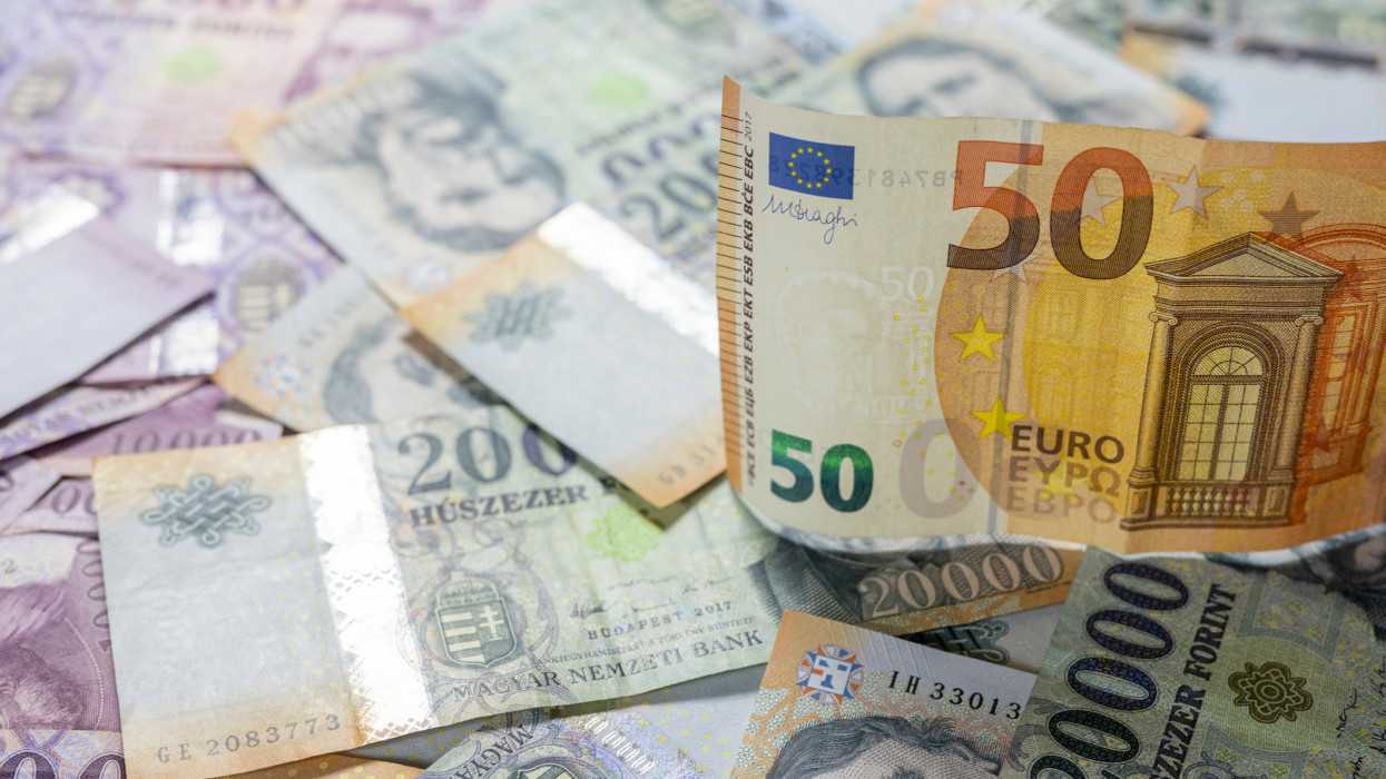 Így hullámzott pénteken az euró és a dollár árfolyama: messze lehet még a forint talpraállása