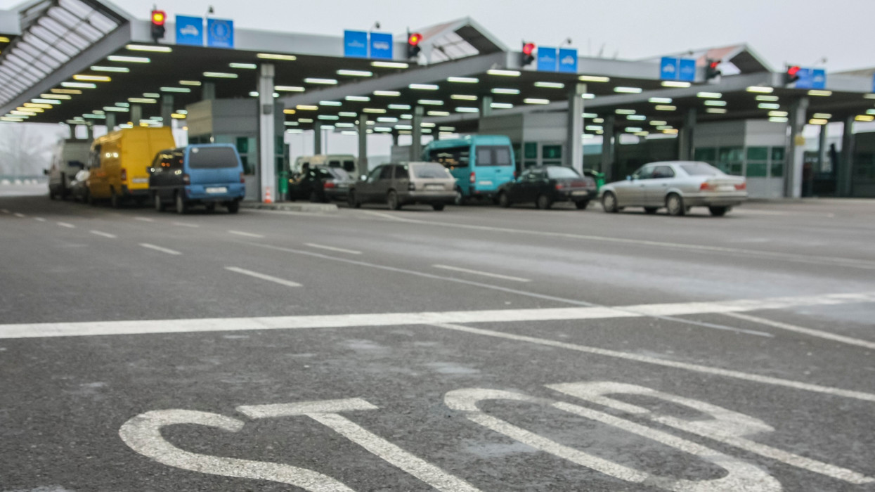 Röszkénél a helyzet változatlan: vasárnap is fennmarad a rendkívüli helyzet a szerb határon