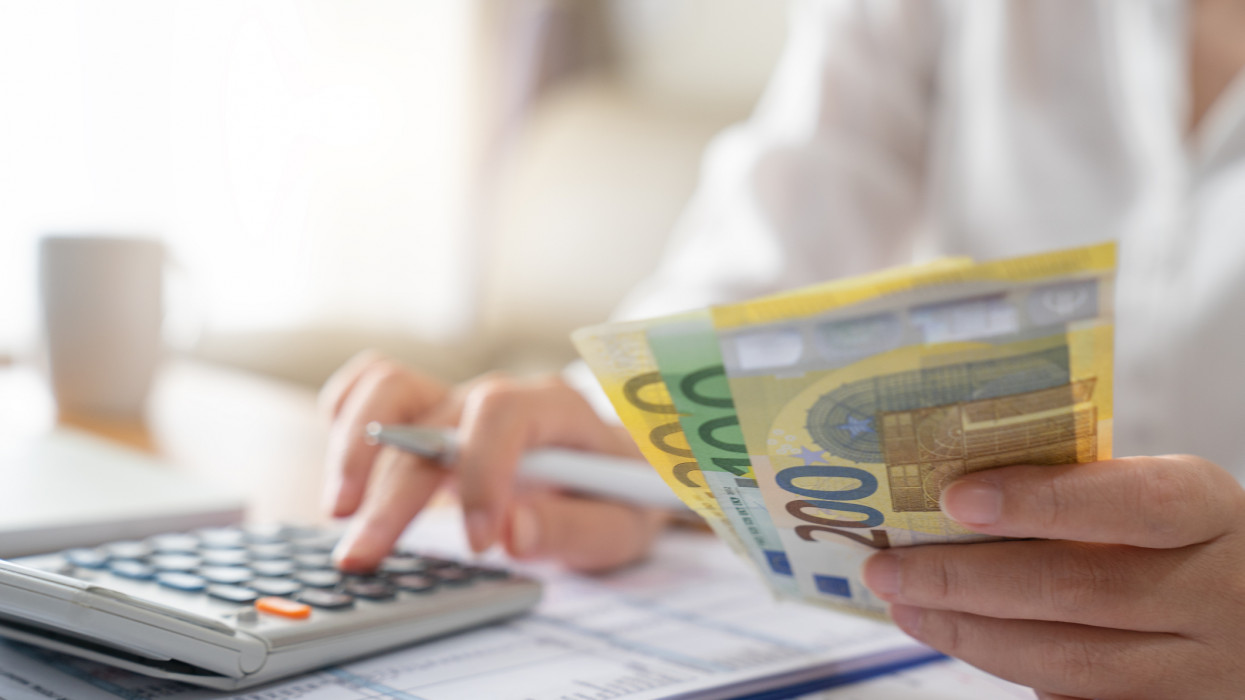 Fű alatt bevezeti magát az euró Magyarországon: rengeteg lakást már csak így hirdetnek meg