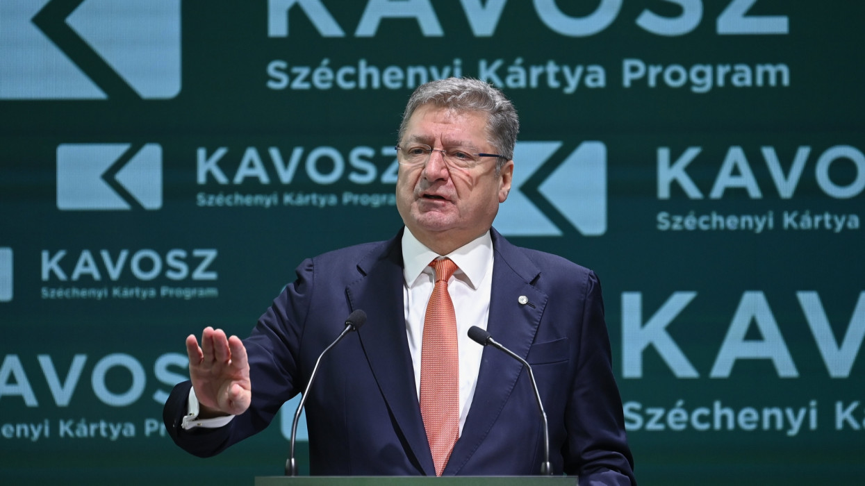 Parragh László: lassan meg kell tervezni az árstopok kivezetését, a kamatcsökkentést