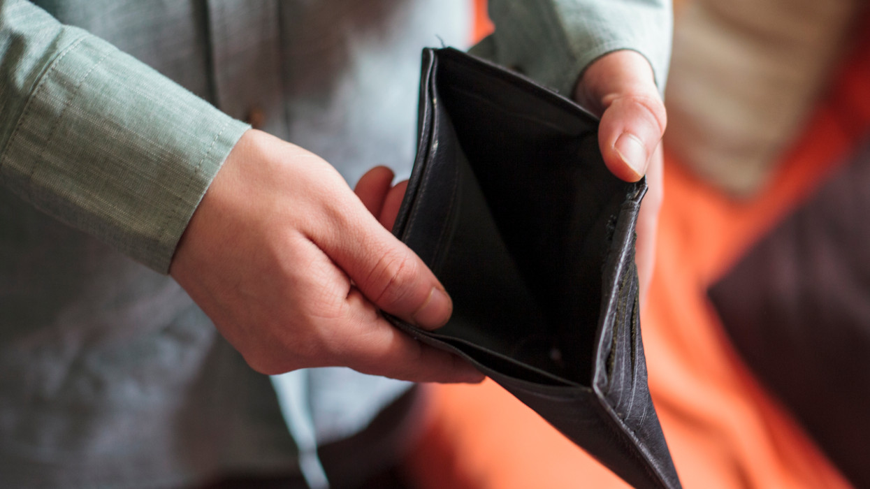 Özvegyi járulékot kap Csollány Szilveszter neje: nincs folyamatban ellenük végrehajtás