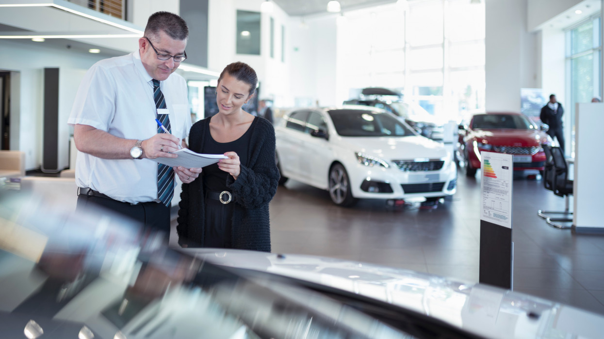 Komoly akciók élesedhetnek az autószalonokban: érdemes kivárni?