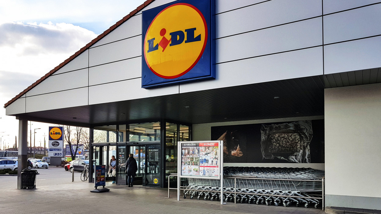 Nem változtat a vásárlási limiten a Tesco és a Lidl: bár több áru lesz a polcon, csak annyit lehet venni, mint eddig