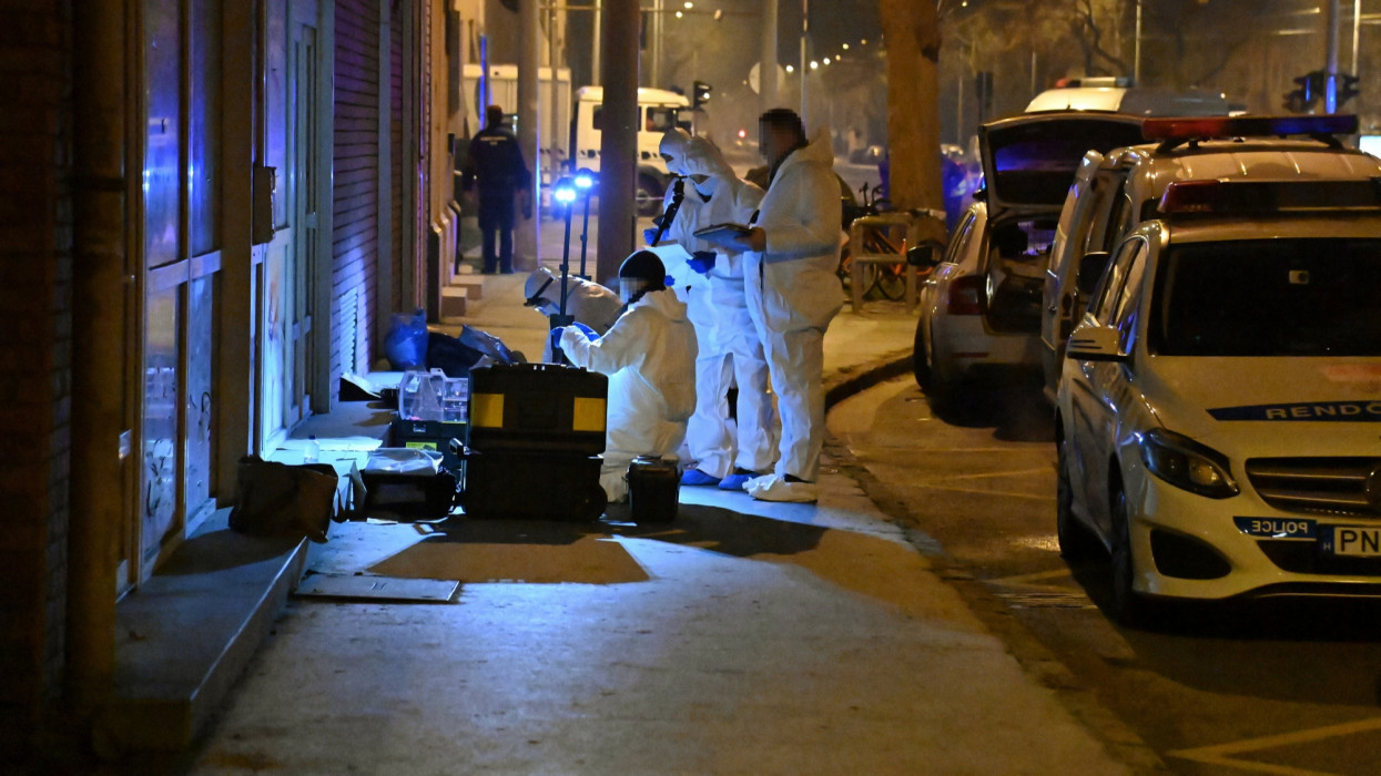 Ámokfutásba kezdett egy férfi Újbudán: 3 rendőrt megkéselt, egyikük belehalt sérüléseibe