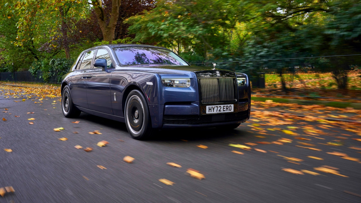 Miféle válság? Rekordévet zárt a Rolls-Royce: veszik a gazdagok, mint a cukrot