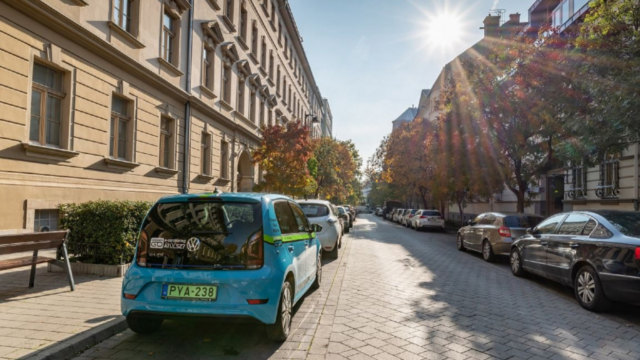 Ellepték a magyar utakat az ilyen kocsik: rengetegen már így spórolnak a magas benzinköltségen
