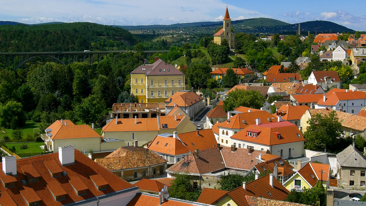 Hatalmas kedvezményt élesít a MÁV: potom pénzért lehet majd utazni a Balaton mellé az ország bármely pontjáról